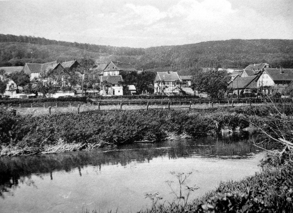 Auf dem Bild sind die Dehnser Kirche und das frühere Wohnhaus der Fam. Wulfes zu sehen. Kirche Grundsteinlegung 14. August 1928. Einweihung 13. Oktober 1929. Das Wohnhaus Baubeginn 1926, Einzug ca. 1928.   Das Bild vom Butterberg kann nicht vor Ende des Sommers 1929 aufgenommen worden sein.